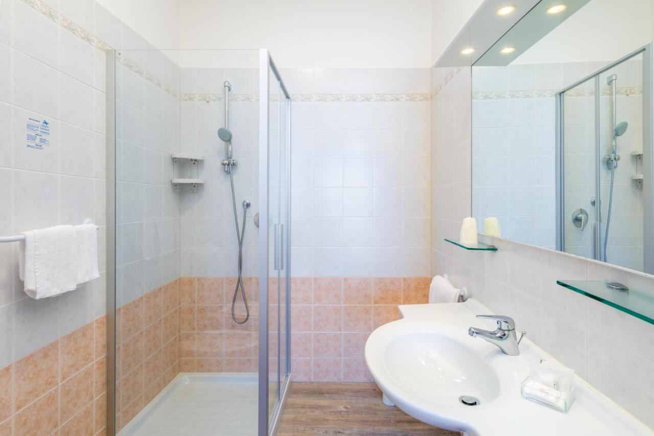 Hotel Nettuno Каорле Екстериор снимка