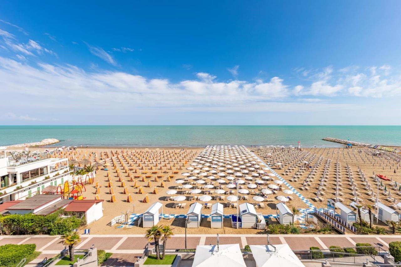 Hotel Nettuno Каорле Екстериор снимка