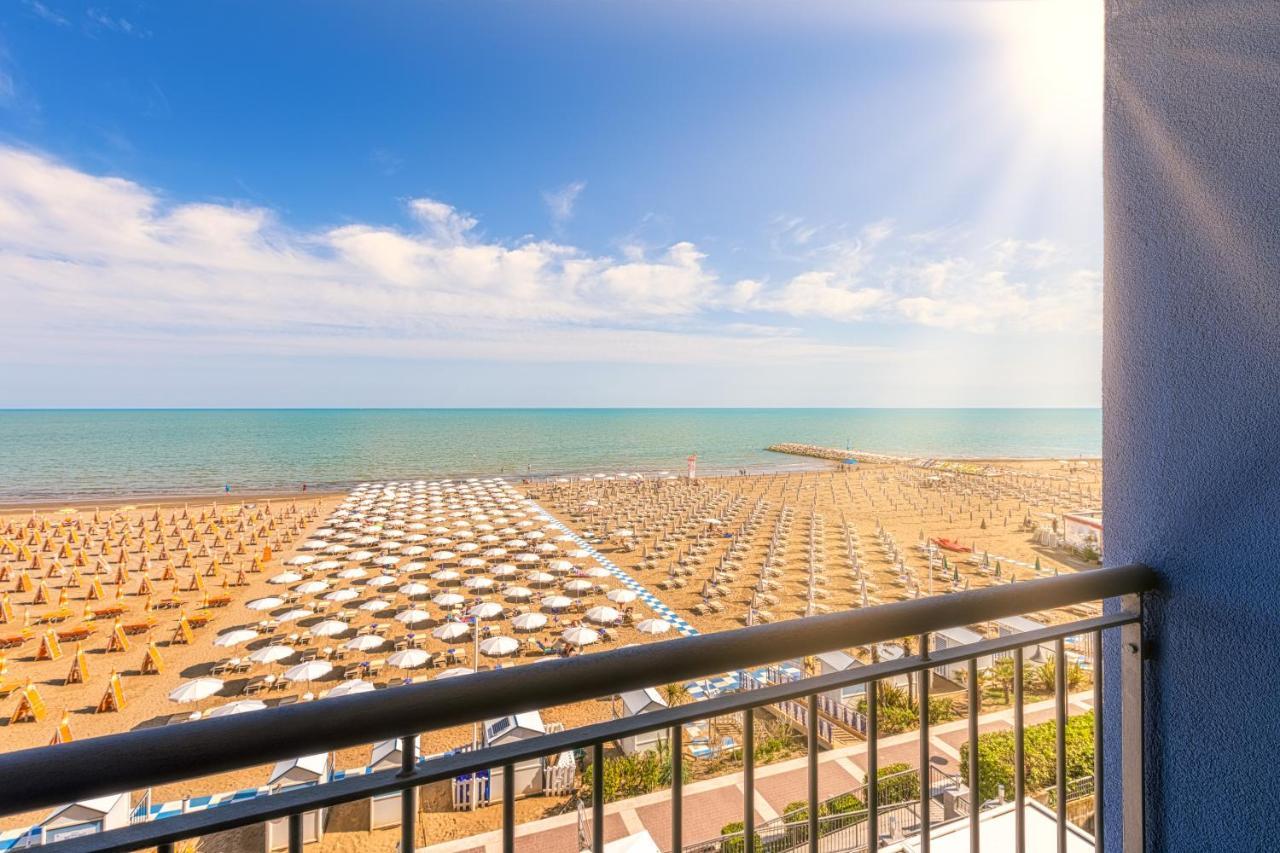 Hotel Nettuno Каорле Екстериор снимка