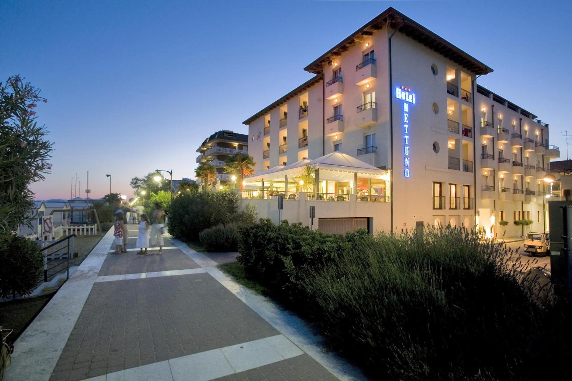 Hotel Nettuno Каорле Екстериор снимка