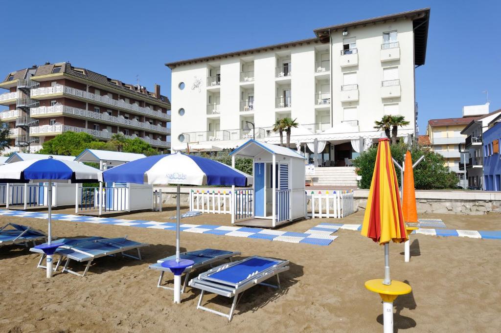 Hotel Nettuno Каорле Екстериор снимка