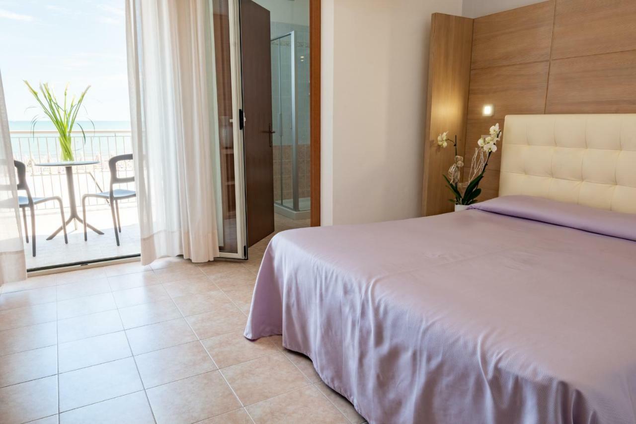 Hotel Nettuno Каорле Екстериор снимка
