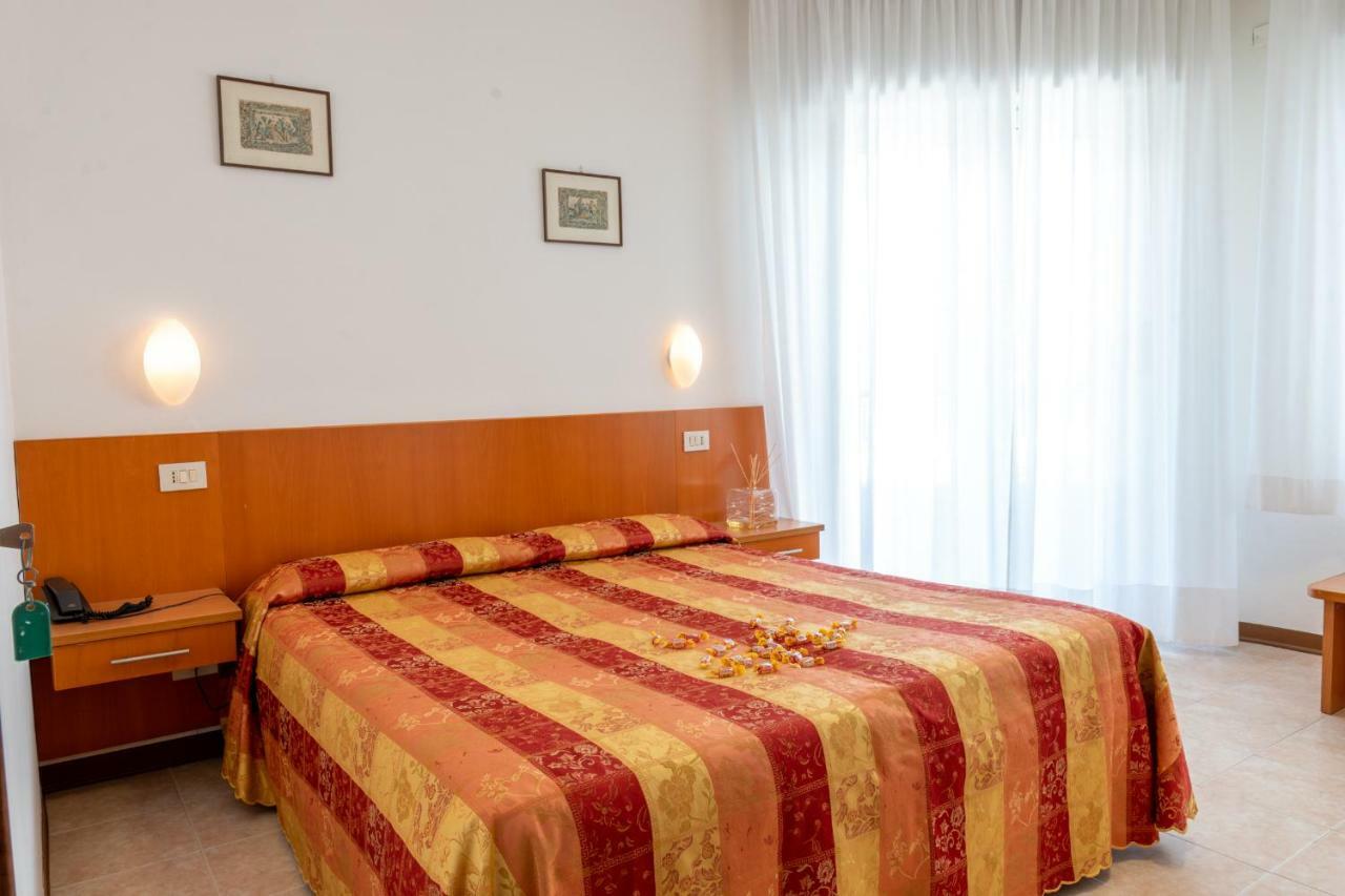 Hotel Nettuno Каорле Екстериор снимка