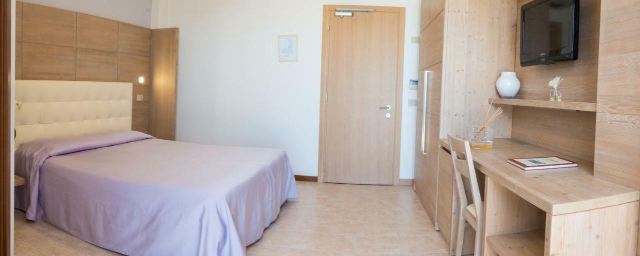 Hotel Nettuno Каорле Екстериор снимка