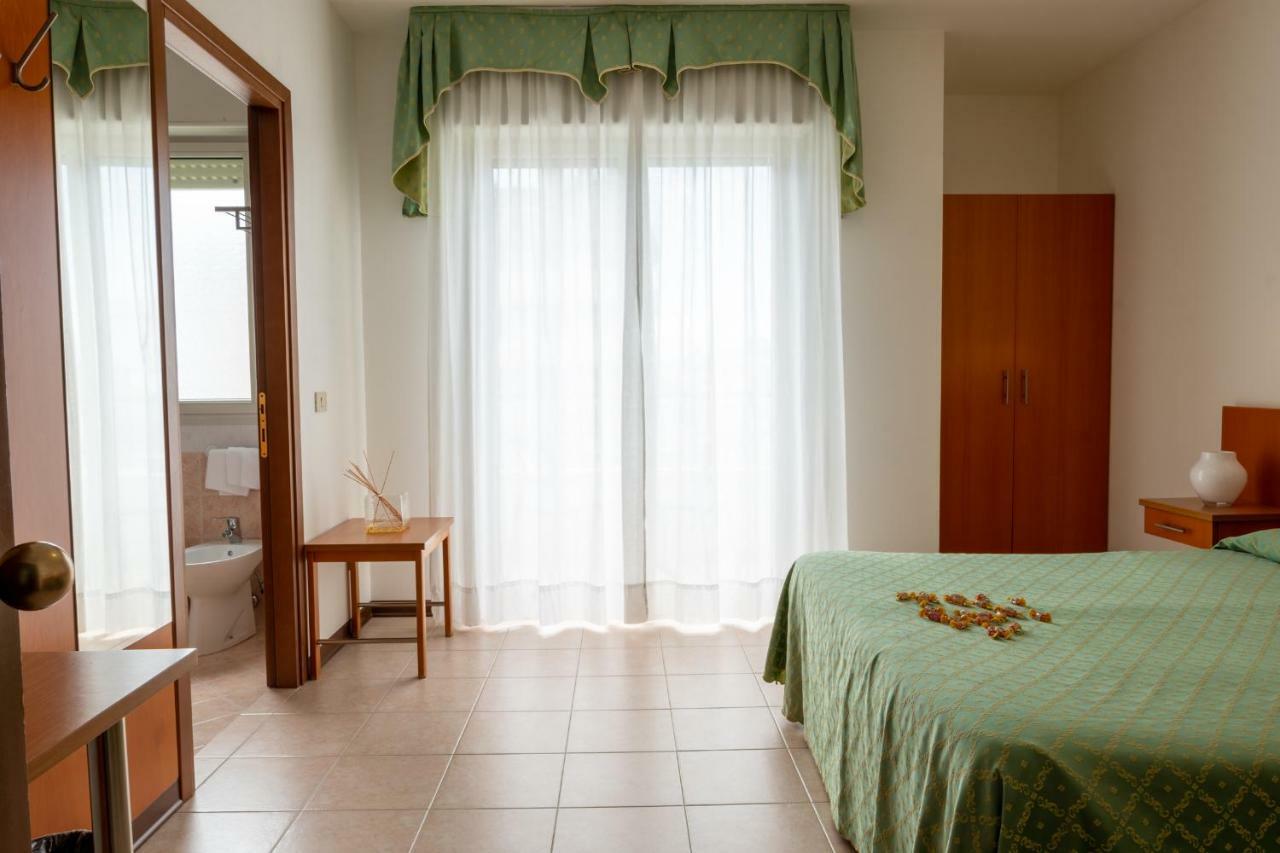 Hotel Nettuno Каорле Екстериор снимка