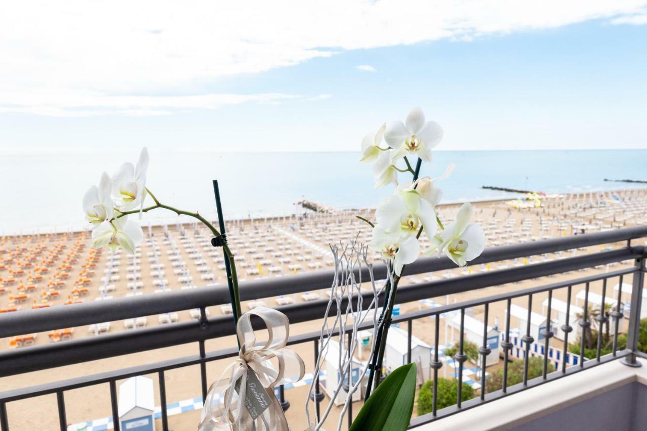 Hotel Nettuno Каорле Екстериор снимка