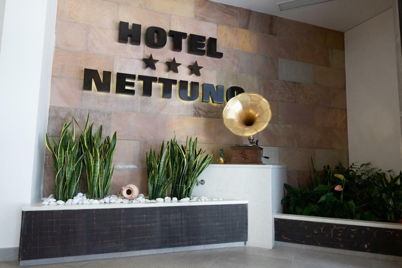 Hotel Nettuno Каорле Екстериор снимка