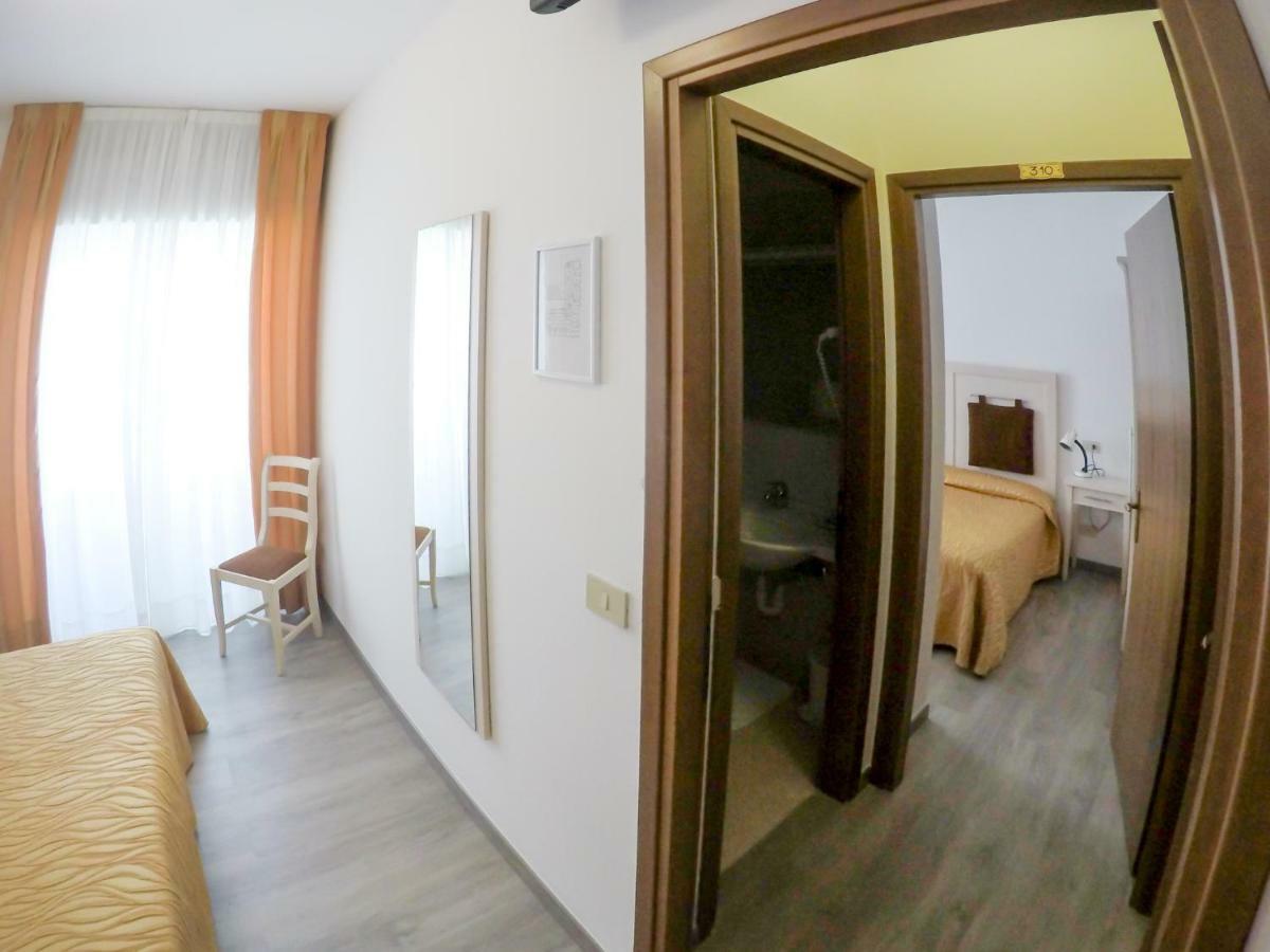 Hotel Nettuno Каорле Екстериор снимка