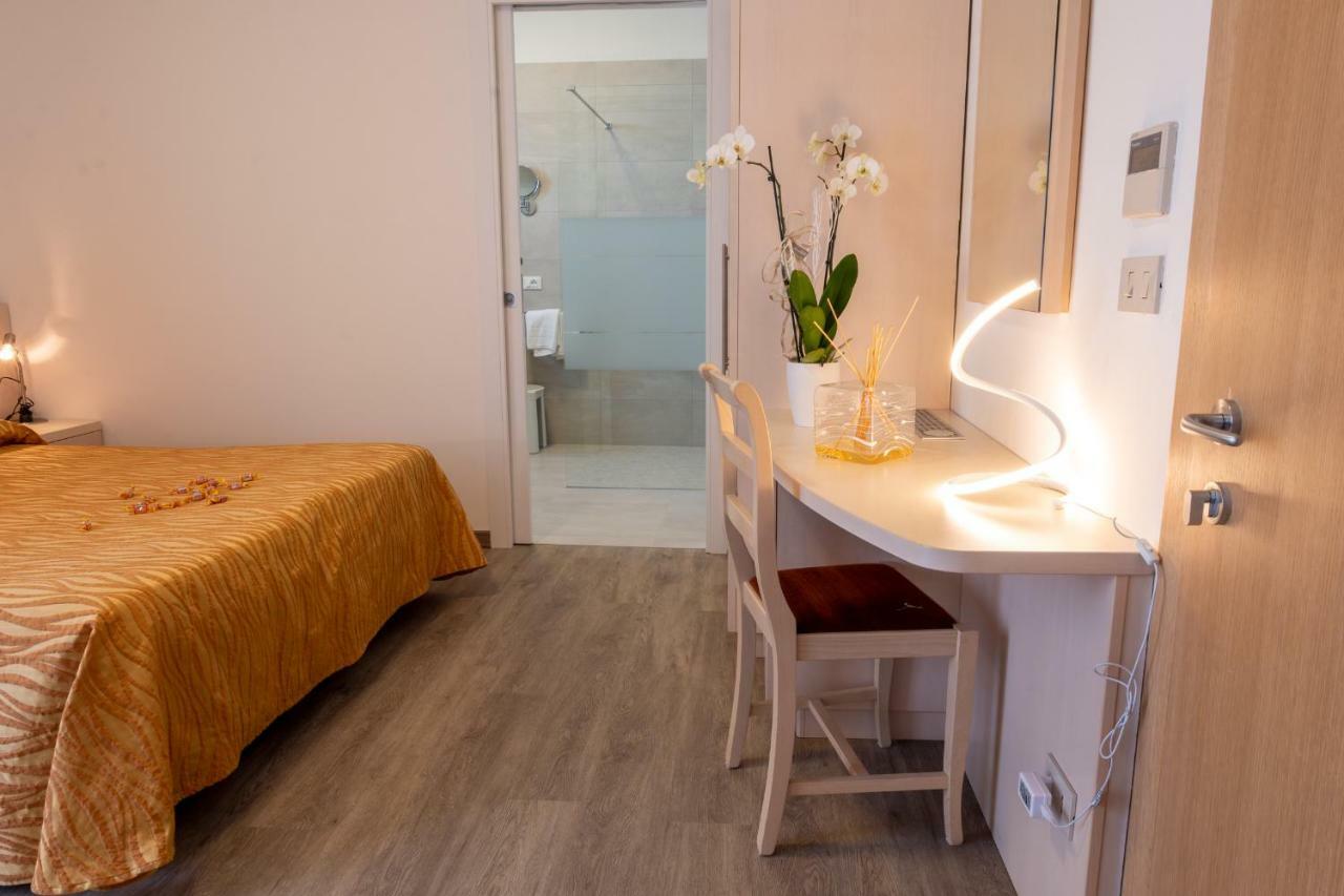 Hotel Nettuno Каорле Екстериор снимка