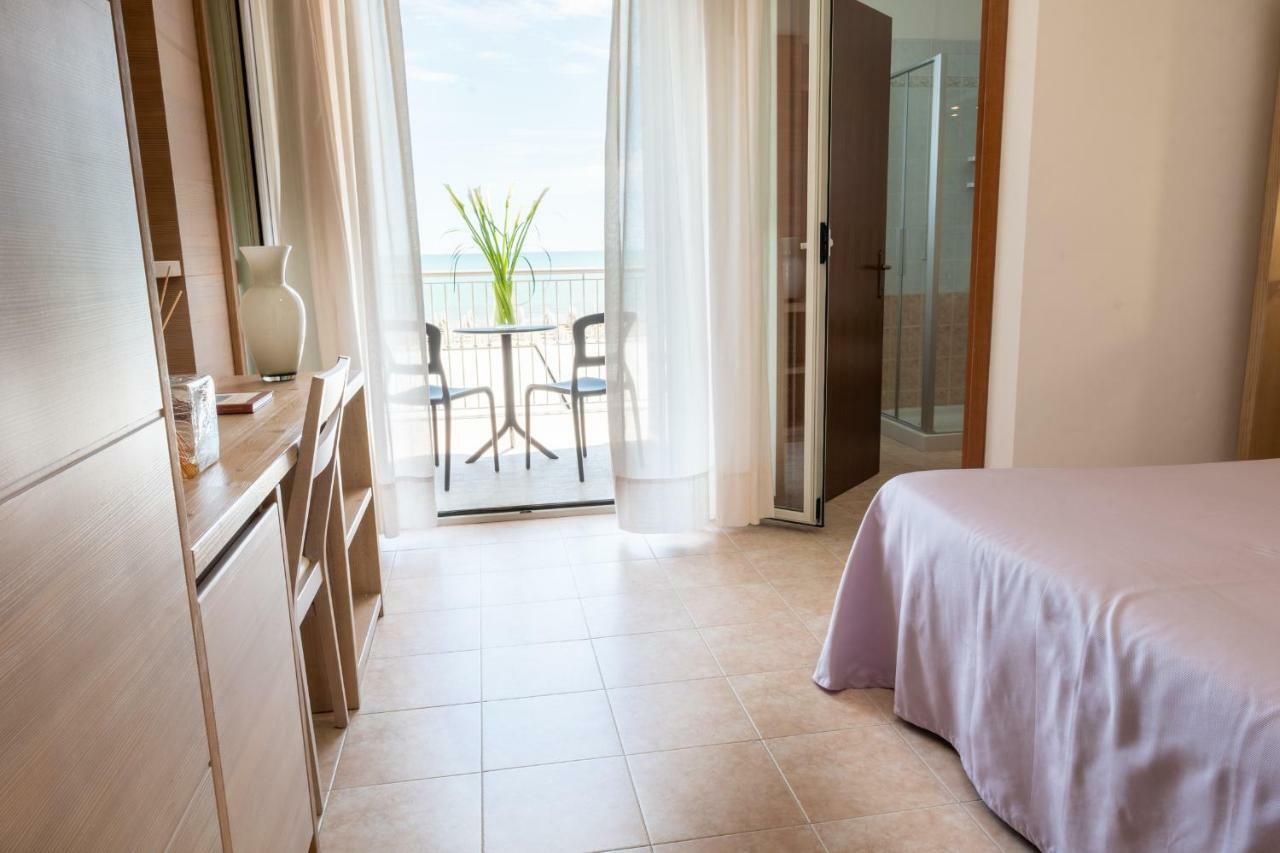 Hotel Nettuno Каорле Екстериор снимка