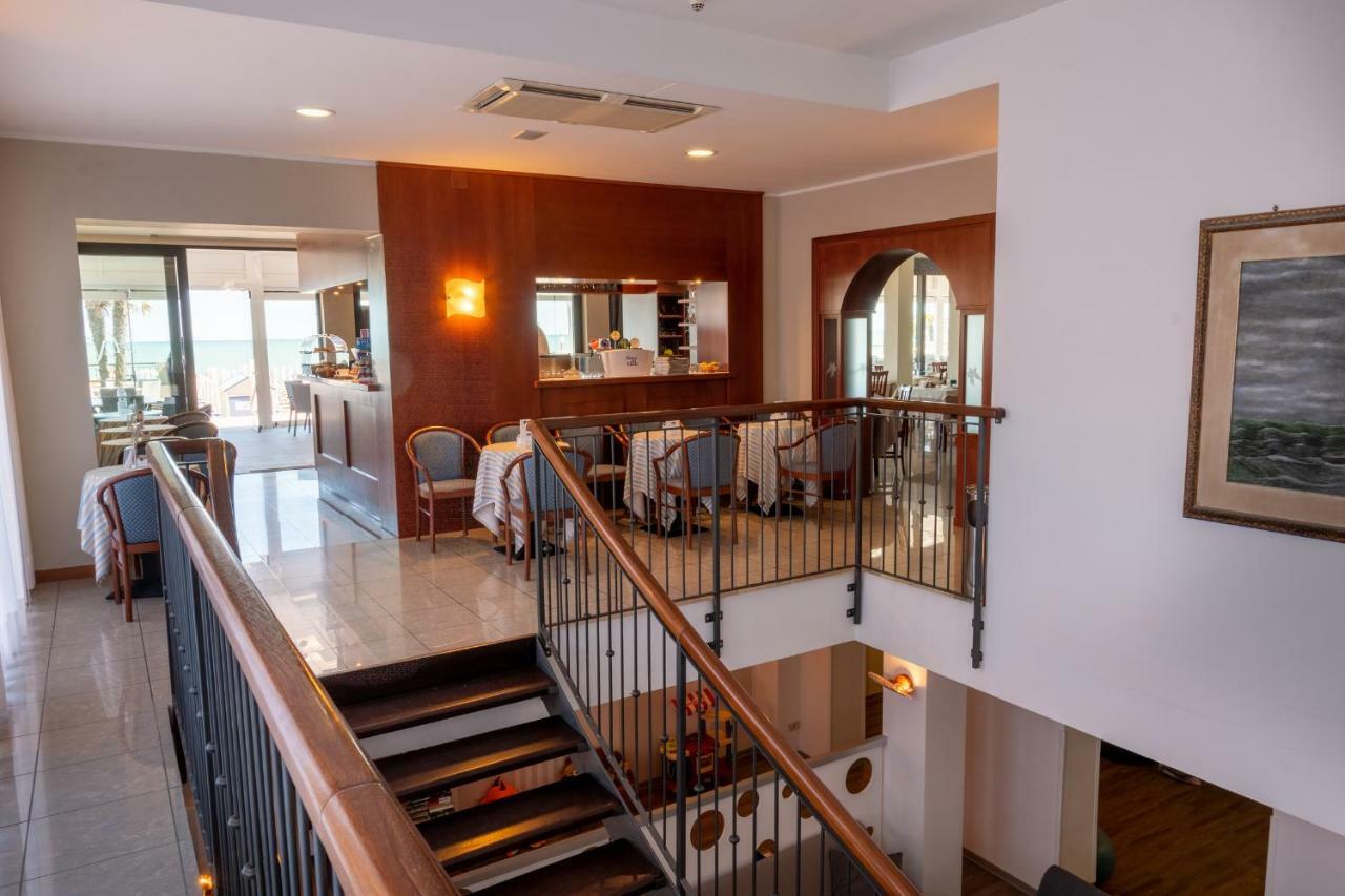 Hotel Nettuno Каорле Екстериор снимка