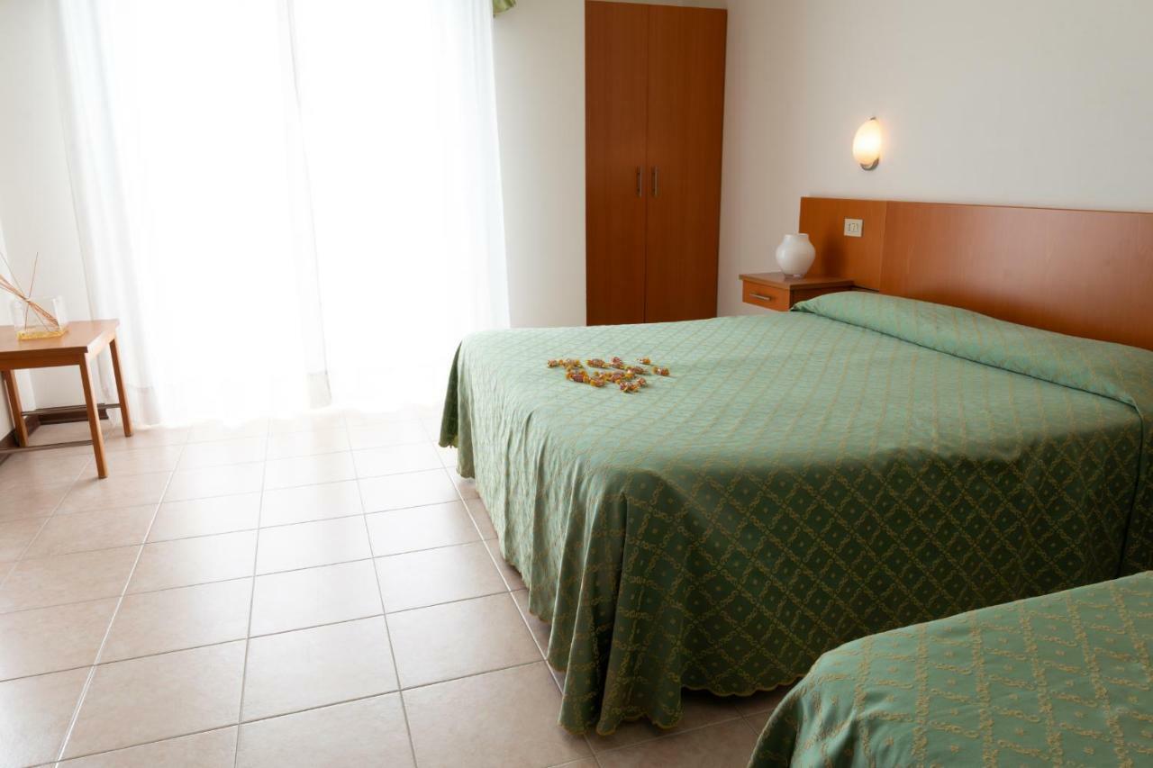 Hotel Nettuno Каорле Екстериор снимка