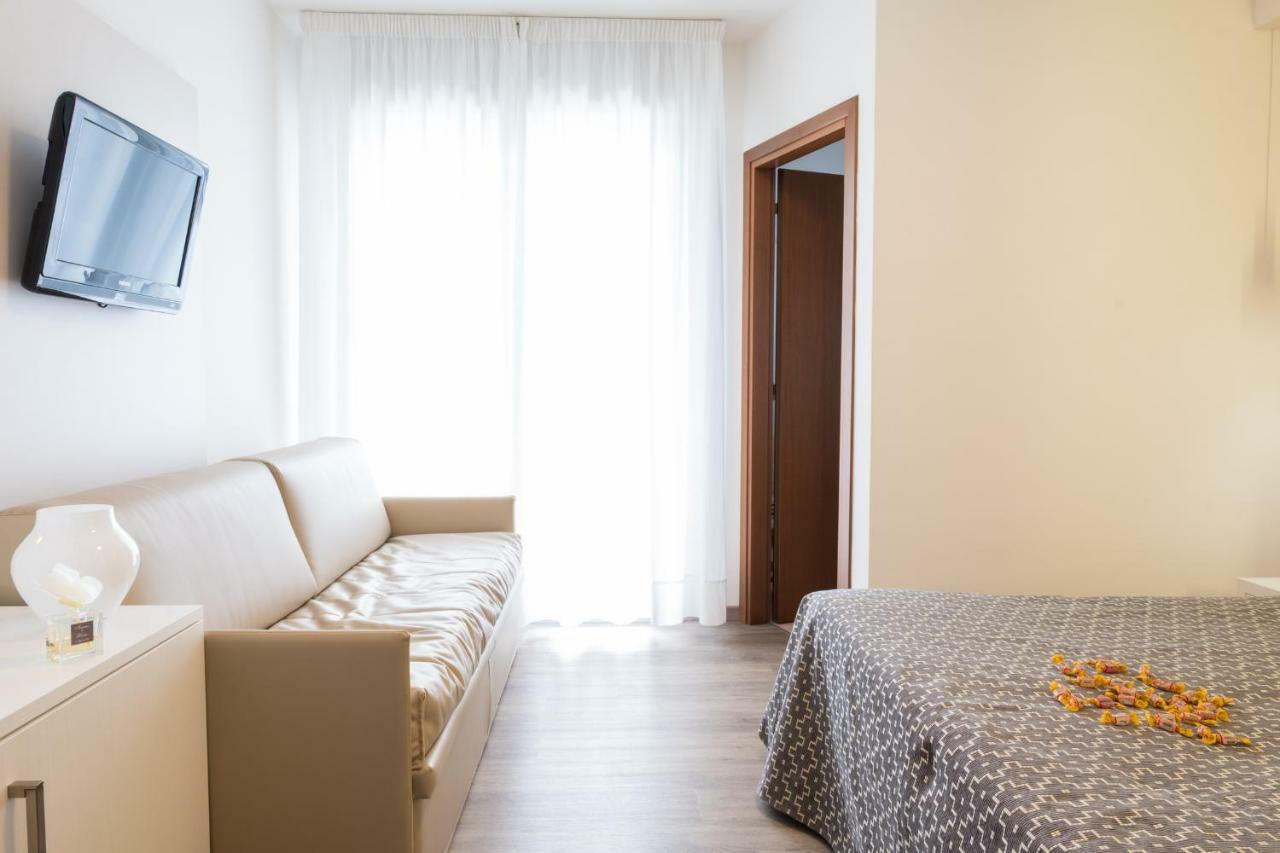Hotel Nettuno Каорле Екстериор снимка