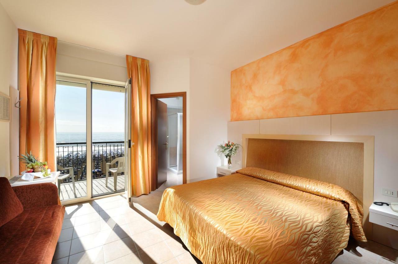 Hotel Nettuno Каорле Екстериор снимка