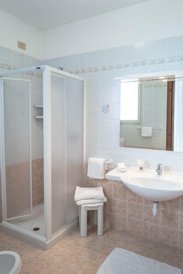 Hotel Nettuno Каорле Екстериор снимка