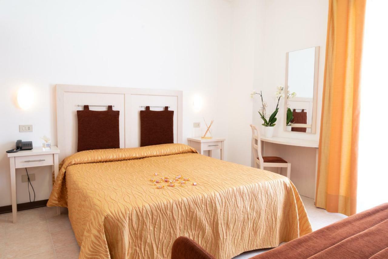 Hotel Nettuno Каорле Екстериор снимка